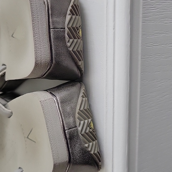 Gray flip flops - Picture 3 of 4